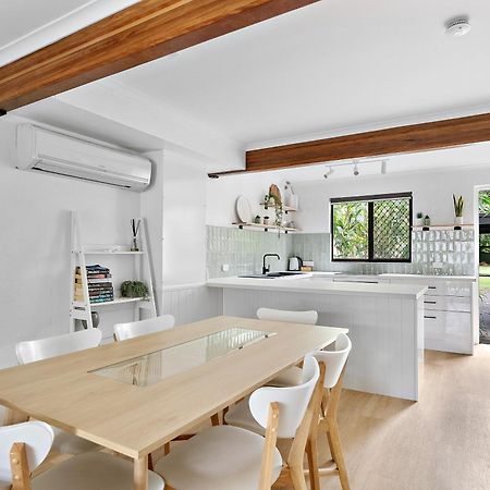 Stylish Townhouse, Private Courtyard Walk To Beach ヌーサヴィル エクステリア 写真