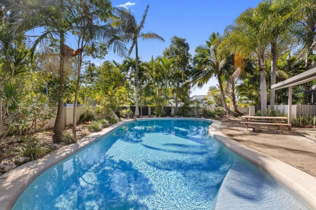 Stylish Townhouse, Private Courtyard Walk To Beach ヌーサヴィル エクステリア 写真