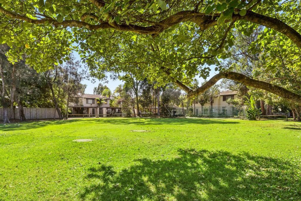 Stylish Townhouse, Private Courtyard Walk To Beach ヌーサヴィル エクステリア 写真