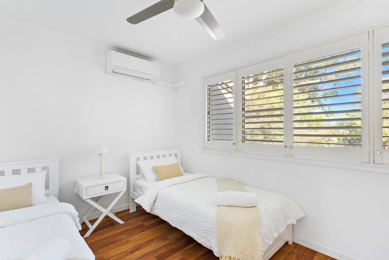 Stylish Townhouse, Private Courtyard Walk To Beach ヌーサヴィル エクステリア 写真