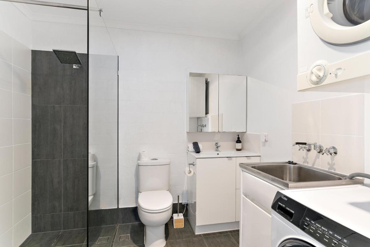 Stylish Townhouse, Private Courtyard Walk To Beach ヌーサヴィル エクステリア 写真