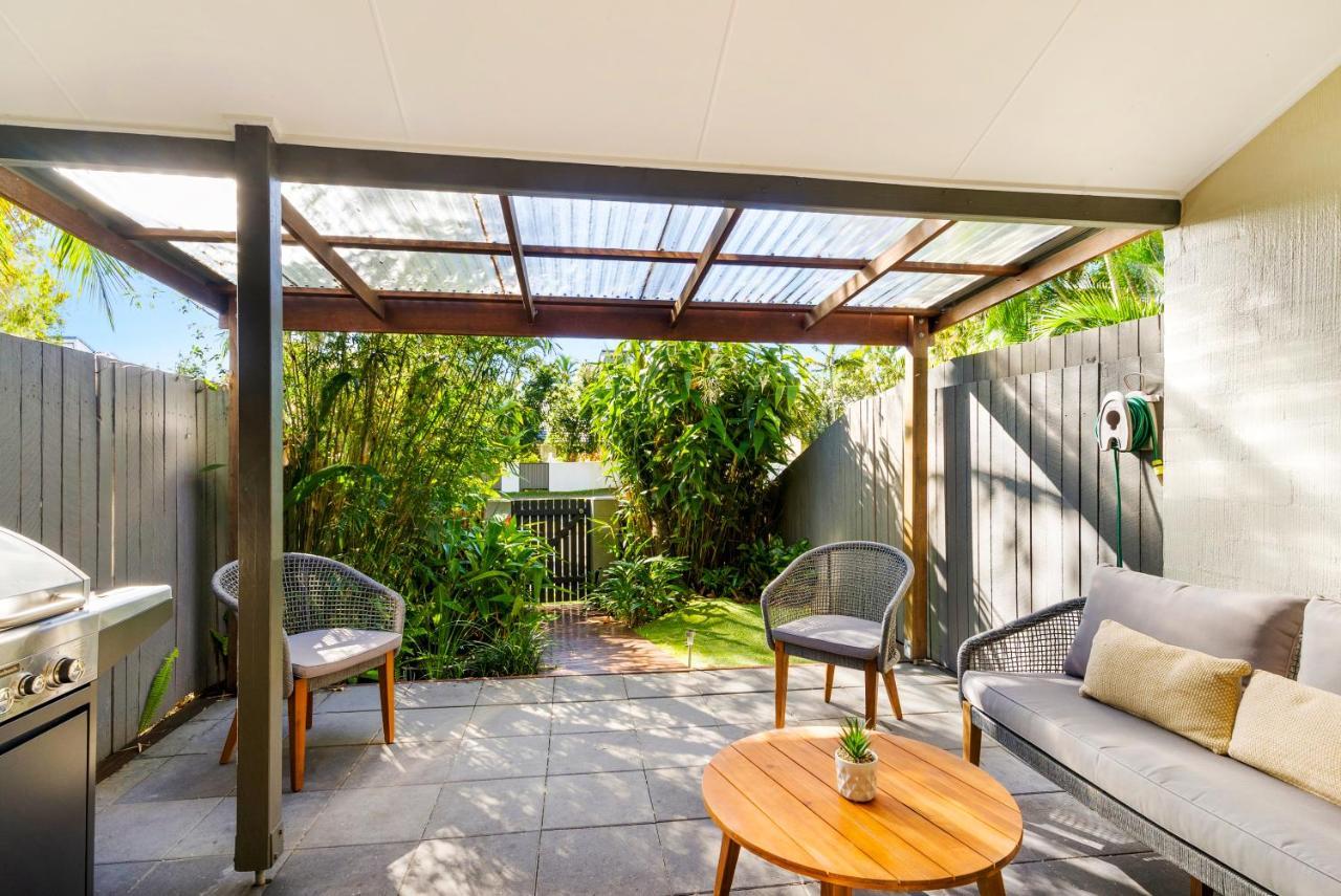 Stylish Townhouse, Private Courtyard Walk To Beach ヌーサヴィル エクステリア 写真