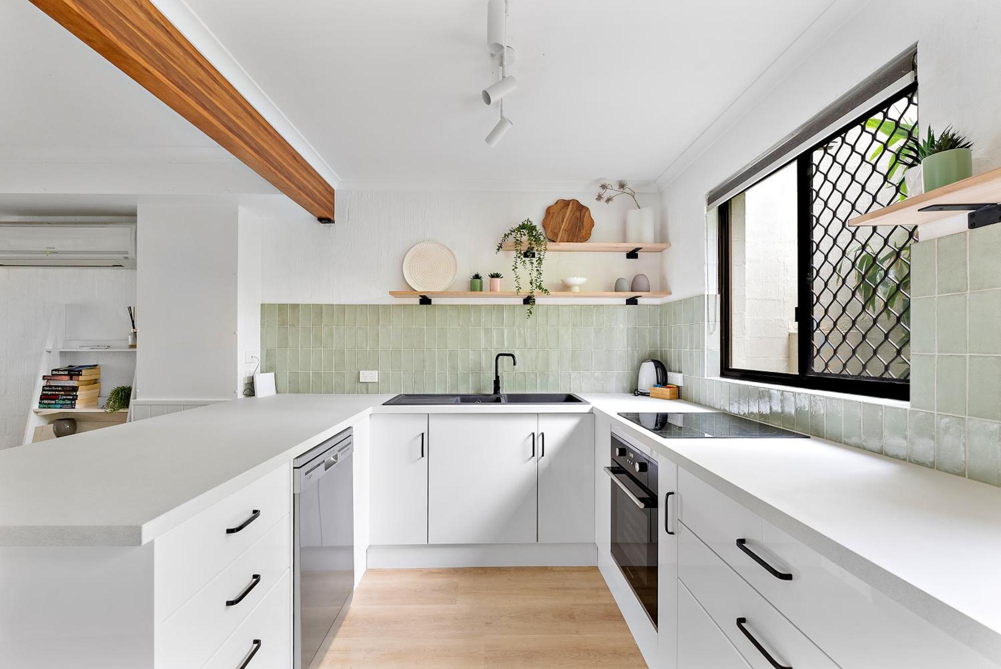 Stylish Townhouse, Private Courtyard Walk To Beach ヌーサヴィル エクステリア 写真